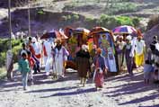 Cesta na msto, kde se formovalo hlavn Timkatsk proces. Lalibela. Sever,  Etiopie.