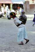 Nesen vody od veejn pumpy do domeku. Lalibela. Sever,  Etiopie.