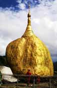 Posvtn stupa v Kyaiktiyo. Myanmar (Barma).