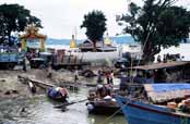 U eky Ayeyarwady v Mandalay. Myanmar (Barma).