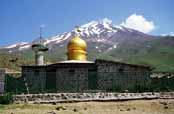 Gusfand Sara - msto pod horou Mt Damavand, kde je bouda na span. rn.