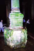 Hlava Medsy, Basilica Cistern, cisterna postavena v roce 532 csaem Justininem. Stavba je 70m irok a 140m dlouh. Stechu podpr 336 sloup. Istanbul. Turecko.