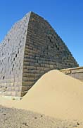 Pyramidy v Meroe. Sdn.