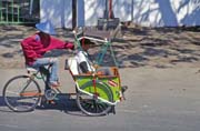 Becak - typick indonsk mstsk dopravn prostedek. Ujung Pandang. Sulawesi, Indonsie.