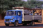 Mstn autobus, zde nazvan taxi-brousse, Podor. Senegal.