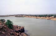 Pohled na eku Senegal u msta Bakel. Na lev stran fotografie je Senegel, na prav Mauretnie. Senegal.