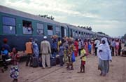 Lidsk mumraj na jedn z nkolika zastvek vlaku na trase Kayes-Bamako. Mali.