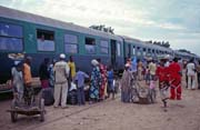 Lidsk mumraj na jedn z nkolika zastvek vlaku na trase Kayes-Bamako. Mali.