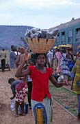 Lidsk mumraj na jedn z nkolika zastvek vlaku na trase Kayes-Bamako. Mali.