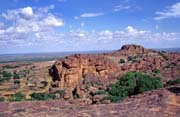 Zlom Falaise de Bandiagara v zemi Dogon u vesnice Begnimato. Mali.