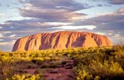 Ayers Rock (Uluru) v podveernm slunci. Austrlie.