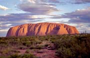 Ayers Rock (Uluru) v podveernm slunci. Podle polohy slunce mn barvu. Austrlie.