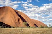 Ayers Rock (Uluru). Jedne z nejvtch monolit na svt. Austrlie.