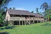 Longhouse. Kulturn vesnice u Kuchingu. Malajsie.