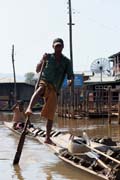 Tradin pdlovn nohou na jezeru Inle. Myanmar (Barma).