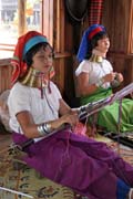 Rodina z kmene Padaung, jezero Inle. Myanmar (Barma).