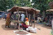 Lokln trh ve vesnici Boukoumb. Benin.