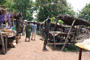 Tradin obleen m z etnika Somba byla pouze bedern rouka. Dnes takto obleenho mue potkte u pouze vyjmen. Lokln trh ve vesnici Boukoumb. Benin.