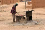 Poulin stnek s oberstvenm, konkrtn s peenm masem. Msto Agadez. Niger.