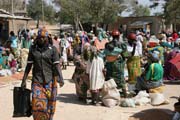 Trh ve vesnici Tourou v poho Mandara. Kamerun.