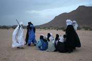 Tanenc a hudebnci na tradin tuaresk svatb. Oblasti poho Air. Niger.