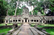 Vstup do chrmu Ta Prohm. Oblast chrm Angkor Wat. Kamboda.