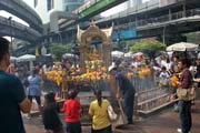 Chrm Erawan (San Phra Phrom) je uprosted modernho centra, Bangkok. Thajsko.