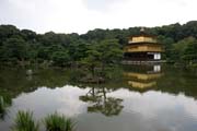 Chrm Kinkaku-ji (nazvan t Chrm Zlatho pavilovu) pat mezi zen buddhistick chrmy, Kjto. Japonsko.