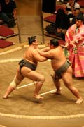 Zpas sumo bhem turnaje sumo. Tokio. Japonsko.