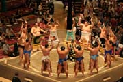 Sumo zpasnci se pedstavuj. Tokio. Japonsko.