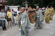 Tsurugaoka Hachiman-gu Shrine Reitaisai (Kadoron Festival) svatyn Tsurugaoka Hachiman-gu. Msto Kamakura. Japonsko.