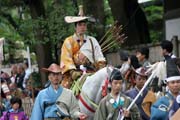 Tsurugaoka Hachiman-gu Shrine Reitaisai (Kadoron Festival) svatyn Tsurugaoka Hachiman-gu. Tento den se kon Yabusame - tradin japonsk lukostelba z kon. Msto Kamakura. Japonsko.