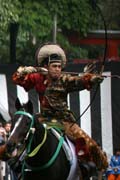 Tsurugaoka Hachiman-gu Shrine Reitaisai (Kadoron Festival) svatyn Tsurugaoka Hachiman-gu. Tento den se kon Yabusame - tradin japonsk lukostelba z kon. Msto Kamakura. Japonsko.