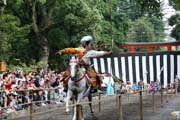 Tsurugaoka Hachiman-gu Shrine Reitaisai (Kadoron Festival) svatyn Tsurugaoka Hachiman-gu. Tento den se kon Yabusame - tradin japonsk lukostelba z kon. Msto Kamakura. Japonsko.