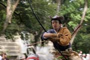 Tsurugaoka Hachiman-gu Shrine Reitaisai (Kadoron Festival) svatyn Tsurugaoka Hachiman-gu. Tento den se kon Yabusame - tradin japonsk lukostelba z kon. Msto Kamakura. Japonsko.