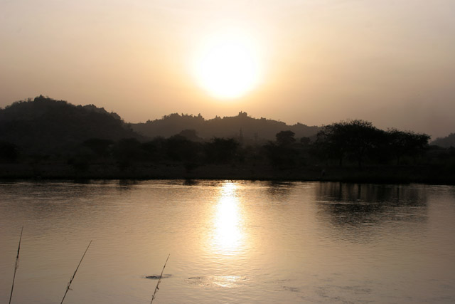 Jezero Lagdo u vesnice Lagdo. Kamerun.